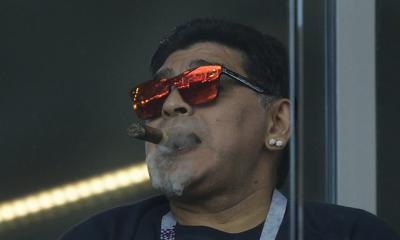 Maradona qadağanı pozdu – stadionda siqar çəkdi