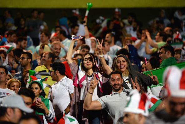 İranlı qadınların stadiona girişinə icazə verildi  - 39 il sonra