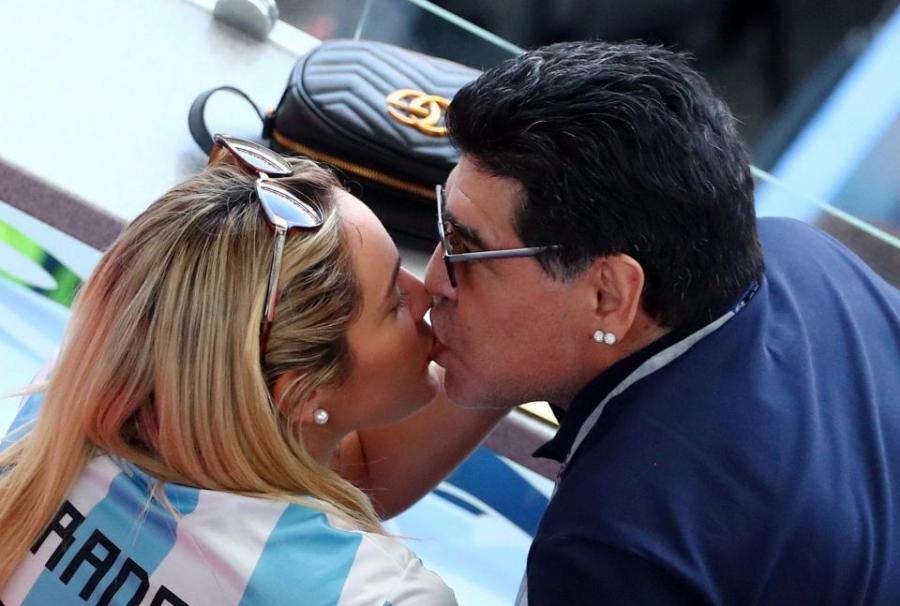 Maradonadan fransızsayağı öpüş -  Şəkillər