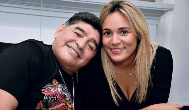Maradona özündən 30 yaş kiçik sevgilisi ilə evlənir