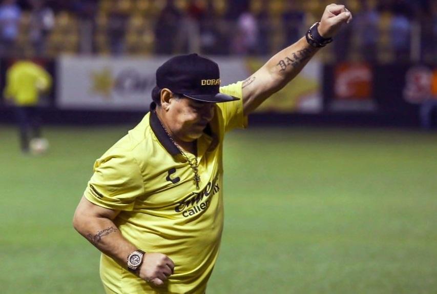 Maradona azarkeşlərə hücum etdi - Video