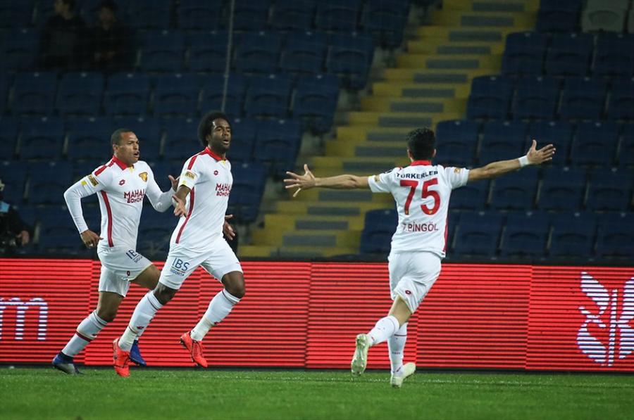 "Başakşəhər"ə çempionluq yolunda zərbə
