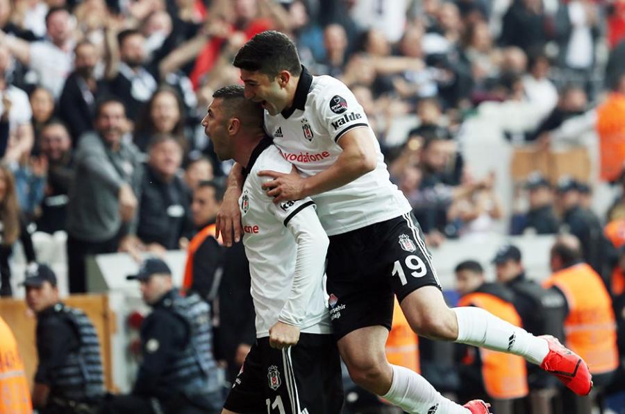 "Beşiktaş" çempionluq yarışını qızışdırdı - günün nəticələri