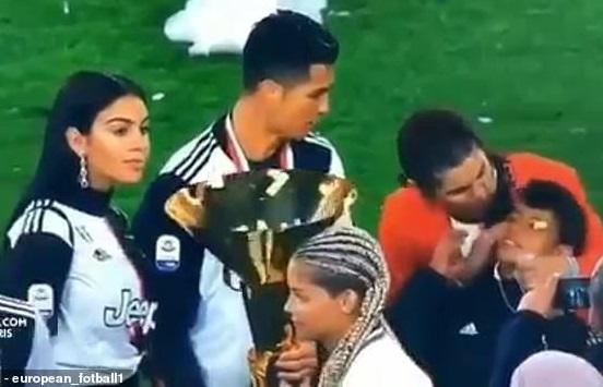 Ronaldo oğlunu kubokla vurdu - Video