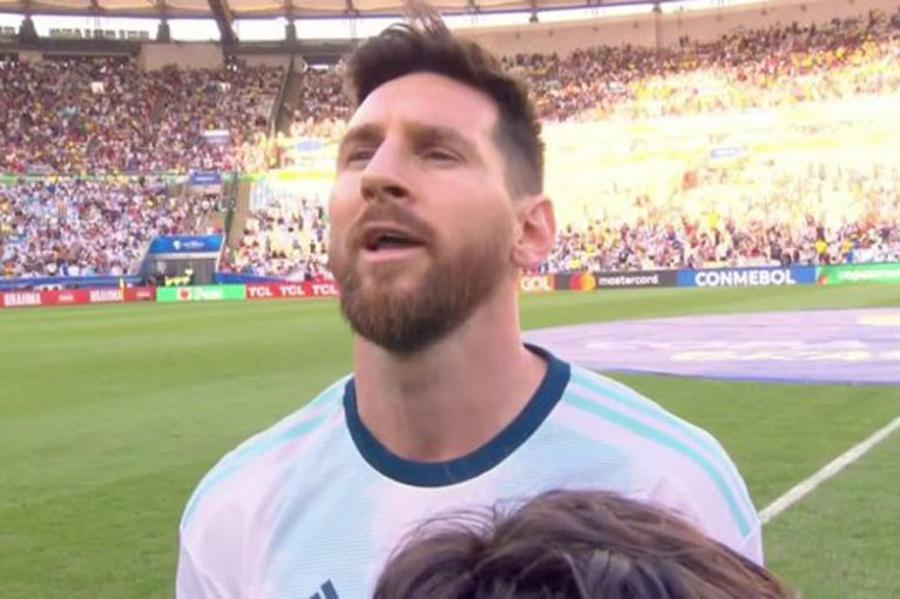 Messi ilk dəfə himn oxudu - Video