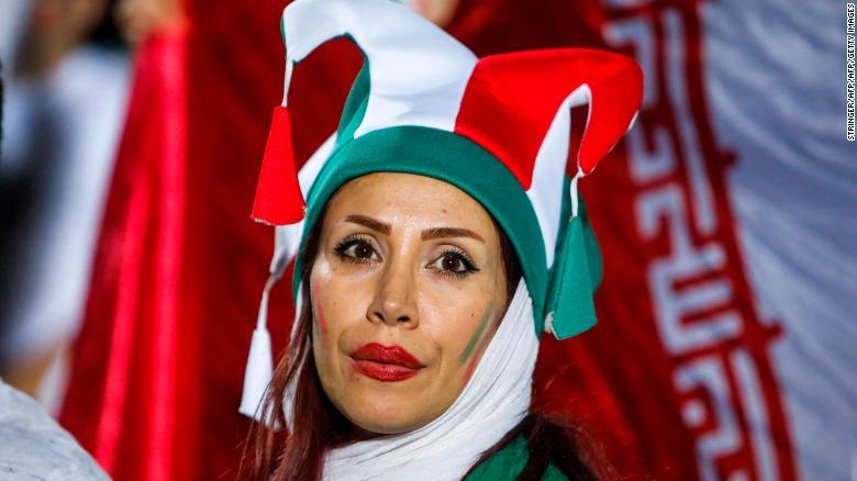 İranda qadınların stadiona girməsinə icazə verildi
