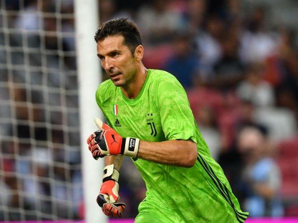 Buffon 3 penalti qaytardı - Video