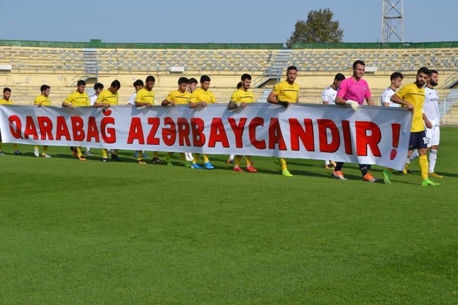 "Kəpəz" oyuna “Qarabağ Azərbaycandır!” plakatı ilə çıxdı - Şəkillər