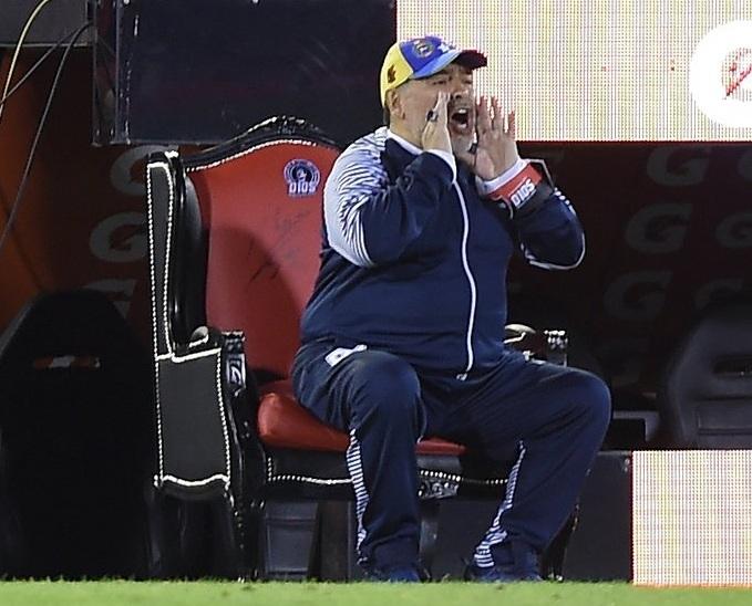 Maradona meydanda özünə taxt qurdu