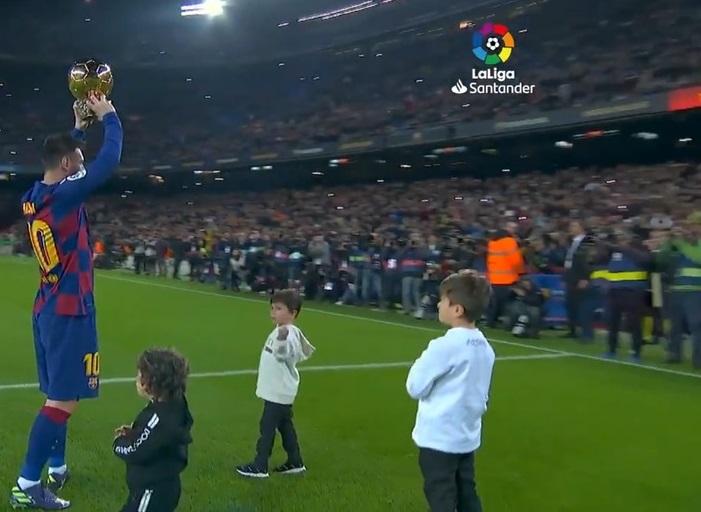 Messi "Qızıl top"u nümayiş etdirdi - Video