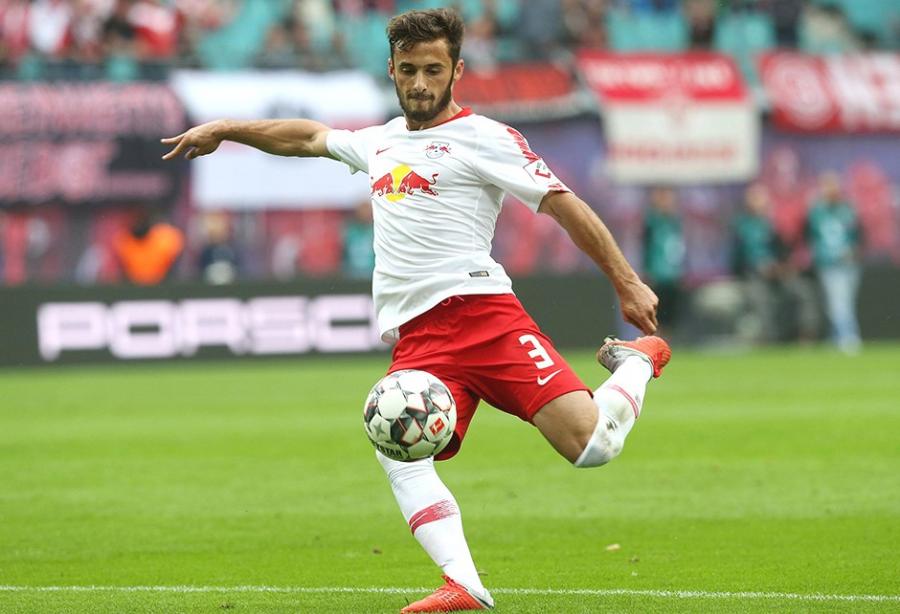 Uruqvaylı müdafiəçi "Qalatasaray"a keçir