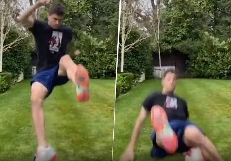 "Çelsi"nin futbolçusu topa  vurarkən yıxıldı - Video