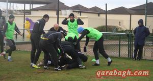 "Qarabağ"lı futbolçular dəniz kənarında həndbol oynadılar