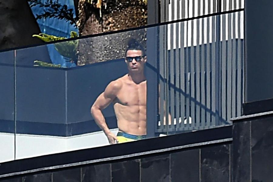 "Hovuzun yanından şəkillər paylaşır" - Ronaldonu tənqid etdi