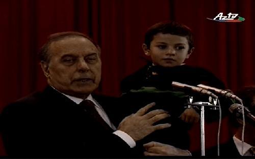Heydər Əliyevin 5 yaşlı Qara Qarayevi bağrına basdığı anlar – Video