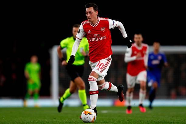 Özil "Arsenal"da qalır