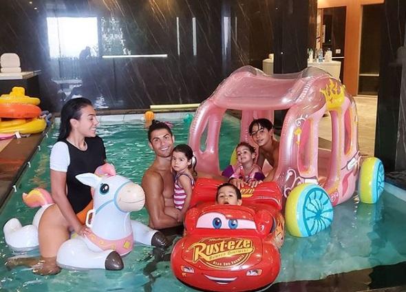 Ronaldo Corciana və uşaqları ilə birgə hovuzda - Şəkil