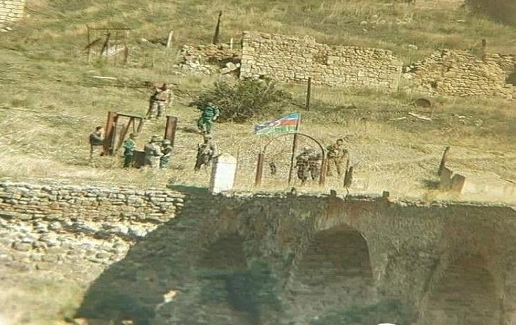 Xudafərin körpüsünün üzərində Azərbaycan bayrağı qaldırıldı