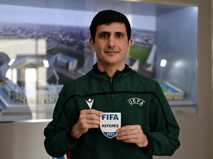 Azərbaycanlı hakimlərə FIFA emblemi verildi -  Şəkillər