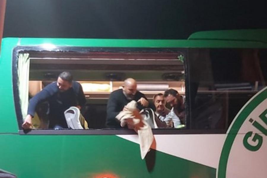 Türkiyədə komandanı daşıyan avtobusa daşla hücum etdilər