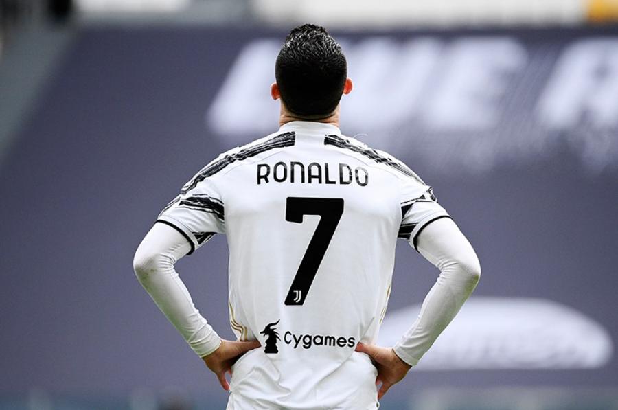 Ronaldo maşınlarını Turindən çıxarır - Video