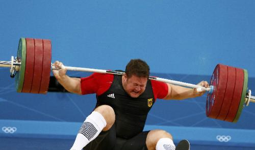 Olimpiadada 196 kiloqramlıq ştanq idmançının boynuna düşdü (FOTOLAR)