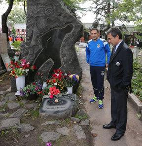 Aykut Kocaman Nazim Hikmətin Moskvadakı qəbrini ziyarət edib (FOTO)