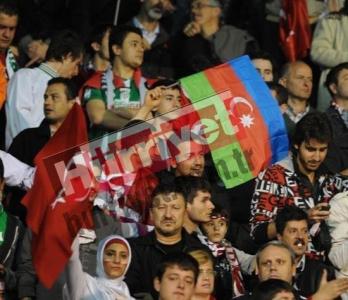 Azərbaycan bayrağı Türkiyə-Ermənistan oyununun keçirildiyi meydanda (FOTO)