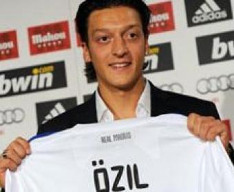 Məsut Özil Almaniyanın ən yaxşı futbolçusu seçildi
