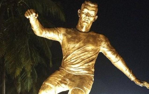 Hindistanda Ronaldonun heykəli qoyuldu, narazılıq yaşandı