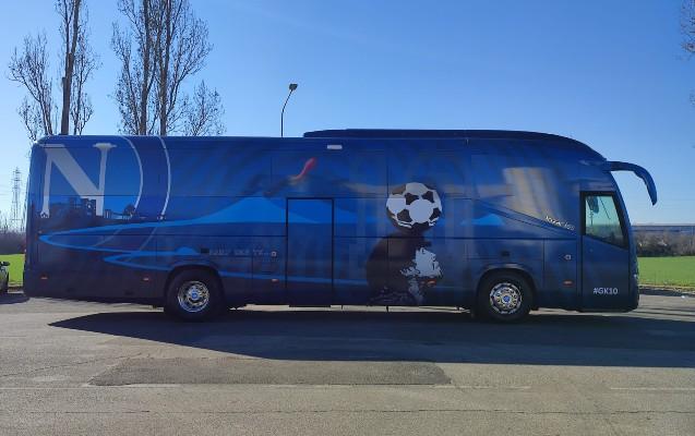 "Napoli" avtobusunu Maradonanın şəkilləri ilə bəzədi - Şəkillər