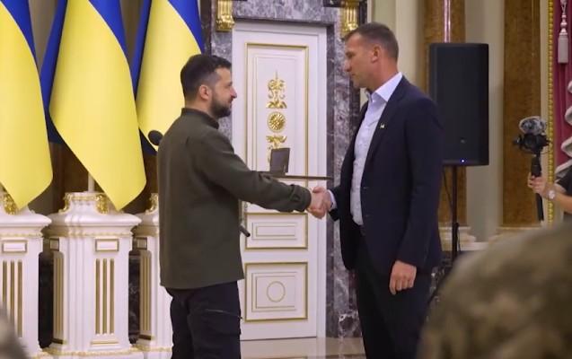 Ukrayna prezidenti Şevçenkonu mükafatlandırdı -