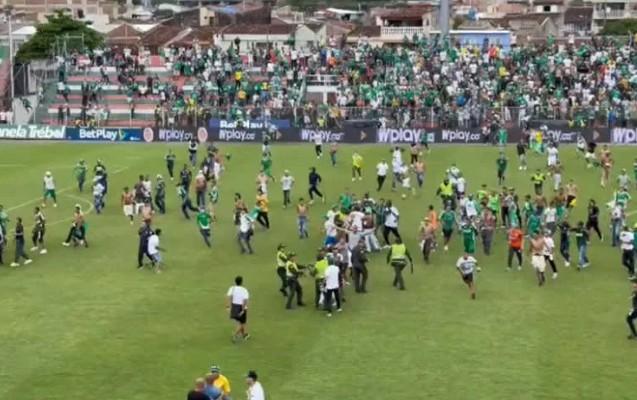 Kolumbiya futbolunda xaos - Video