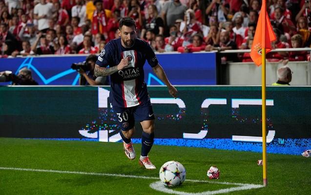Messi ayın futbolçusu seçildi