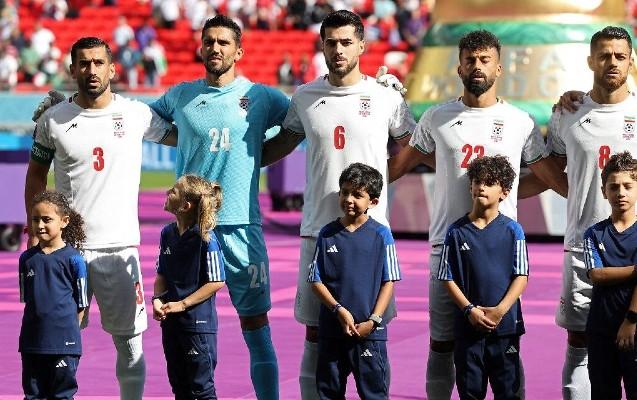 İranlı futbolçular dövlət himnini oxuduqlarına görə fitə basıldı