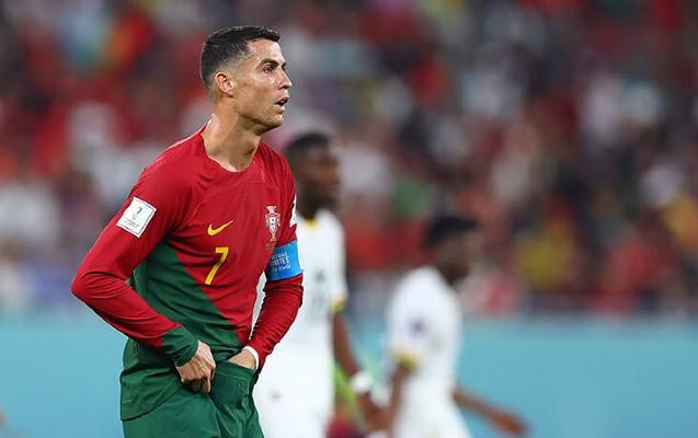 Ronaldo oyun zamanı şortikindən saqqız çıxardı - Şəkil, Video