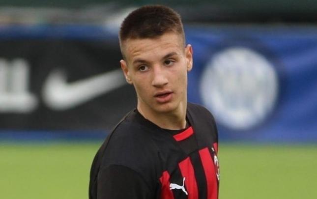 "Milan" 15 yaşlı hücumçunu əsas komandaya cəlb edə bilər