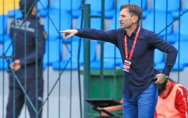 "Xorvatiyada süni meydanda peşəkar futbol oynanılmır" - Krunoslav Renduliç