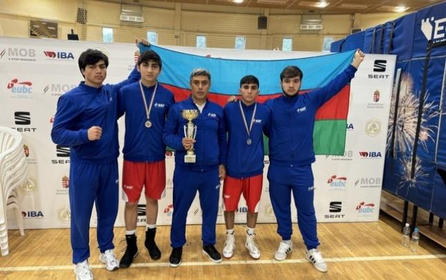 Azərbaycanın gənc boksçuları Macarıstandan iki medalla dönürlər