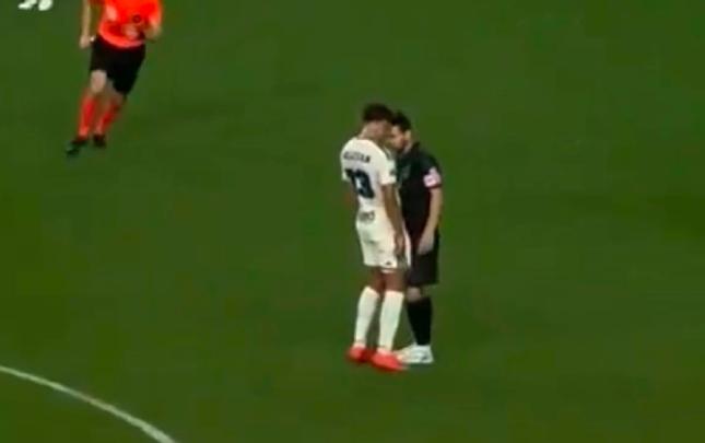 Messi rəqibi ilə kəllə-kəlləyə gəldi, vurmağa cəhd etdi - Video