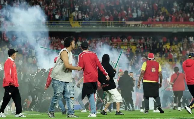Stadionda xaos: oyun 50 dəqiqə dayandırıldı - Şəkillər