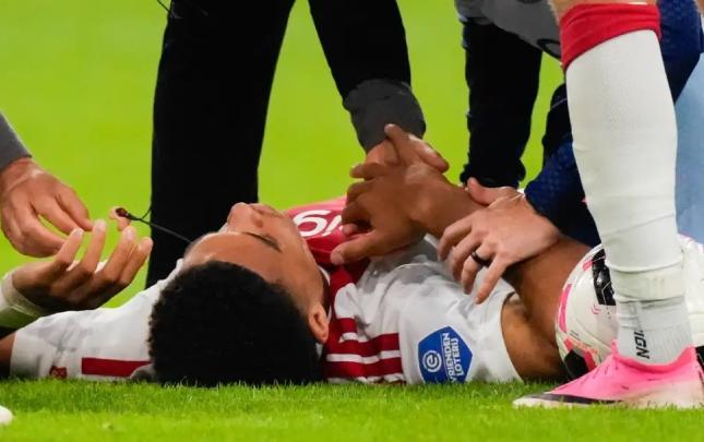 PSV ilə oyunda zədələndi, xəstəxanaya aparıldı