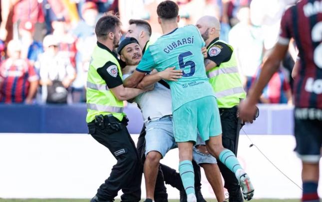 Azarkeş “Barselona”nın futbolçusuna hücum etdi