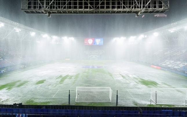 Stadionu su basdı, La Liqa oyunu təxirə salındı - Şəkillər