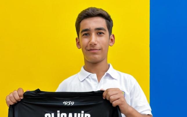 "Kəpəz" 15 yaşlı futbolçu ilə peşəkar müqavilə imzaladı