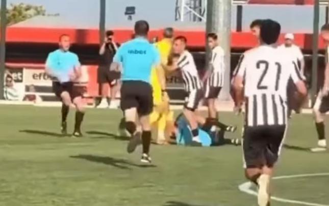 Hakimə hücum etdi, 2 il futboldan uzaqlaşdırıldı - Video