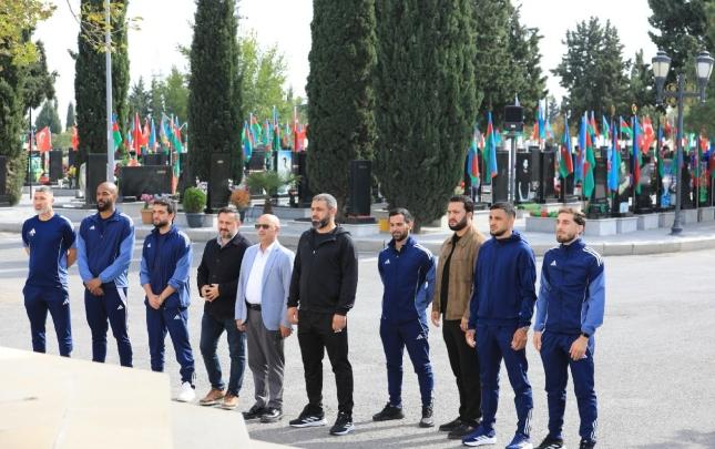 "Zirə" Gəncə Şəhidlər xiyabanını ziyarət etdi - Şəkillər