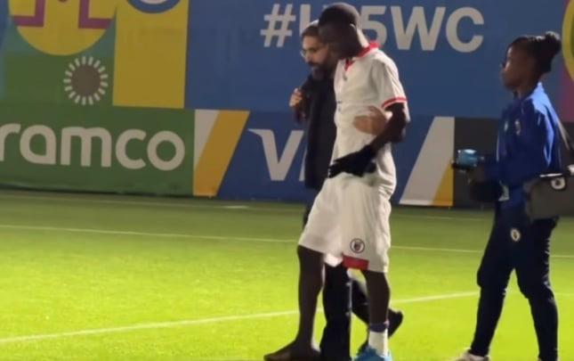 Rövşən Nəcəf zədəli futbolçuya özü kömək etdi - Video