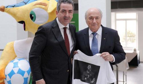 Blatterə Ronaldonun şəkili olan forma hədiyyə olundu (FOTO)