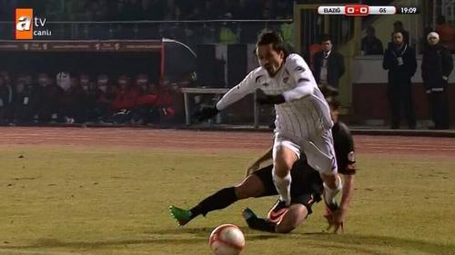 "Qalatasaray"ın futbolçusunun ayağı qırıldı (VİDEO)